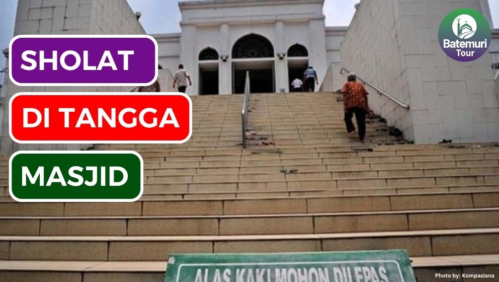 Sholat di Tangga Masjid: Kompromi Antara Keterbatasan dan Kepentingan Ibadah